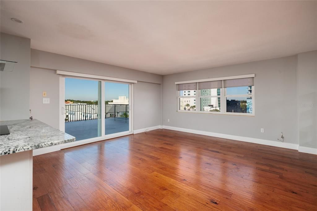 待售: $399,000 (2 贝兹, 2 浴室, 885 平方英尺)