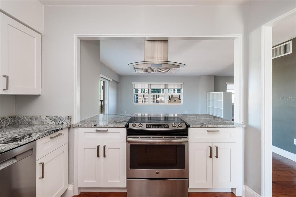 待售: $399,000 (2 贝兹, 2 浴室, 885 平方英尺)