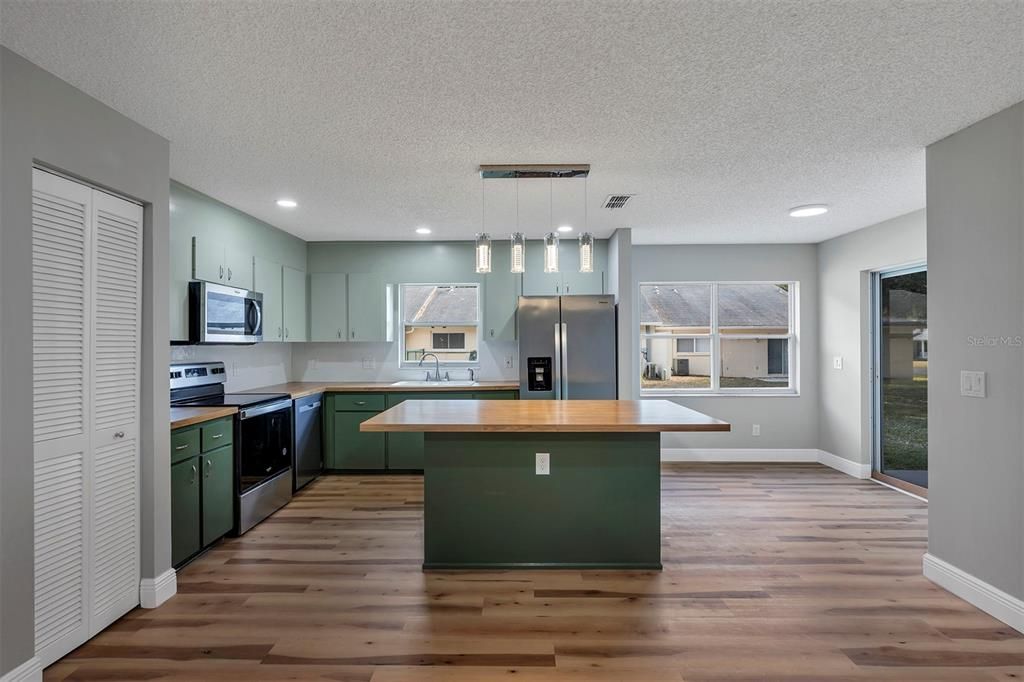 待售: $168,900 (2 贝兹, 2 浴室, 1412 平方英尺)