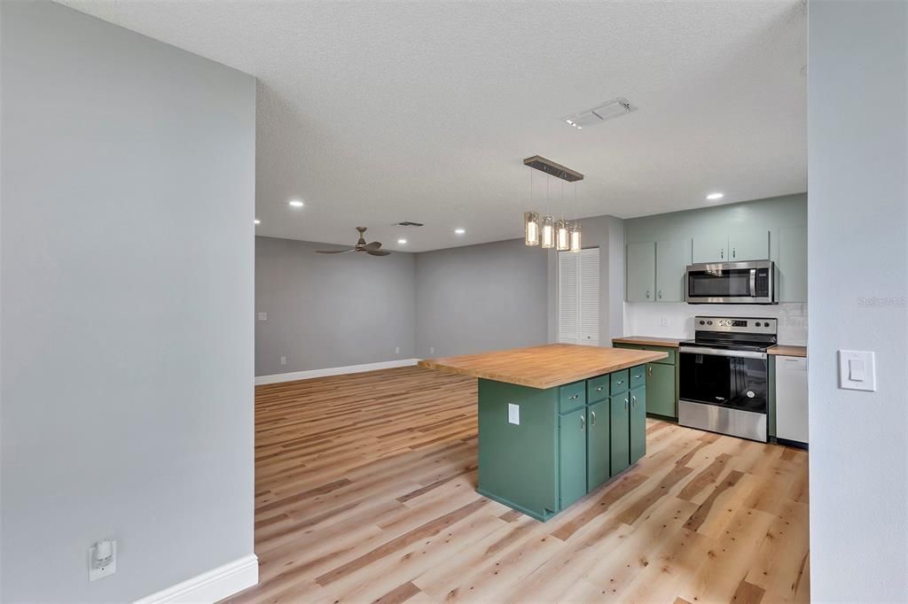 待售: $168,900 (2 贝兹, 2 浴室, 1412 平方英尺)