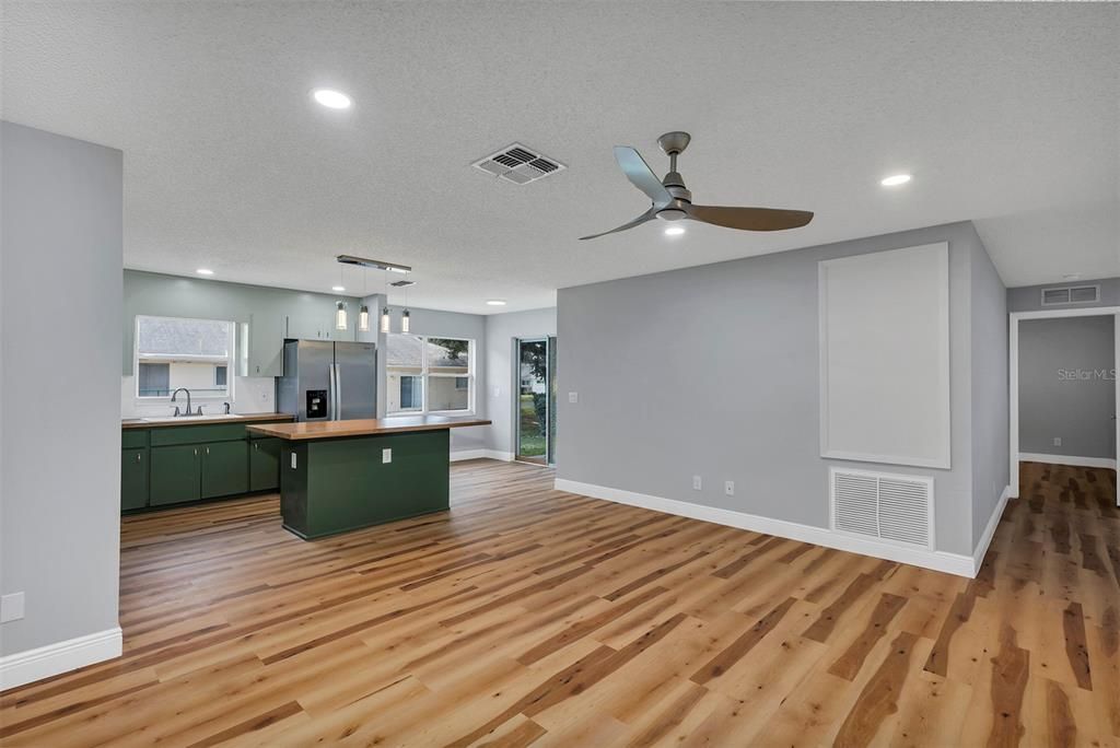 待售: $168,900 (2 贝兹, 2 浴室, 1412 平方英尺)