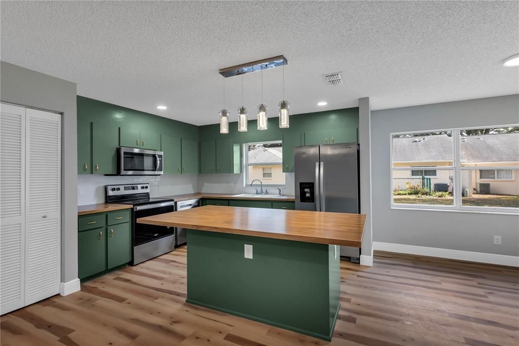 待售: $168,900 (2 贝兹, 2 浴室, 1412 平方英尺)