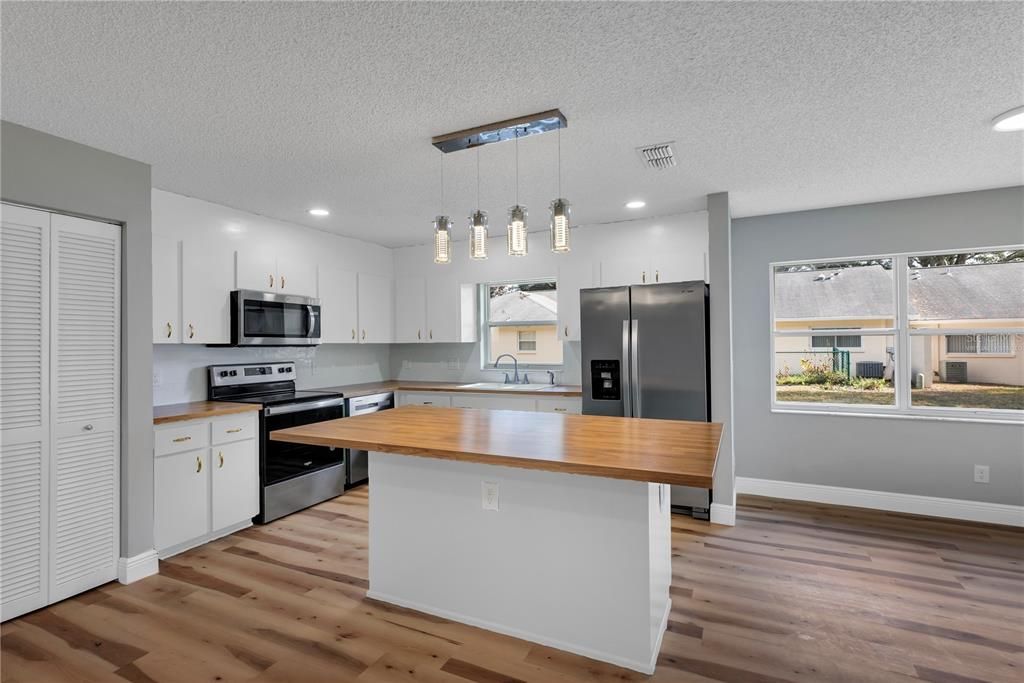 待售: $168,900 (2 贝兹, 2 浴室, 1412 平方英尺)