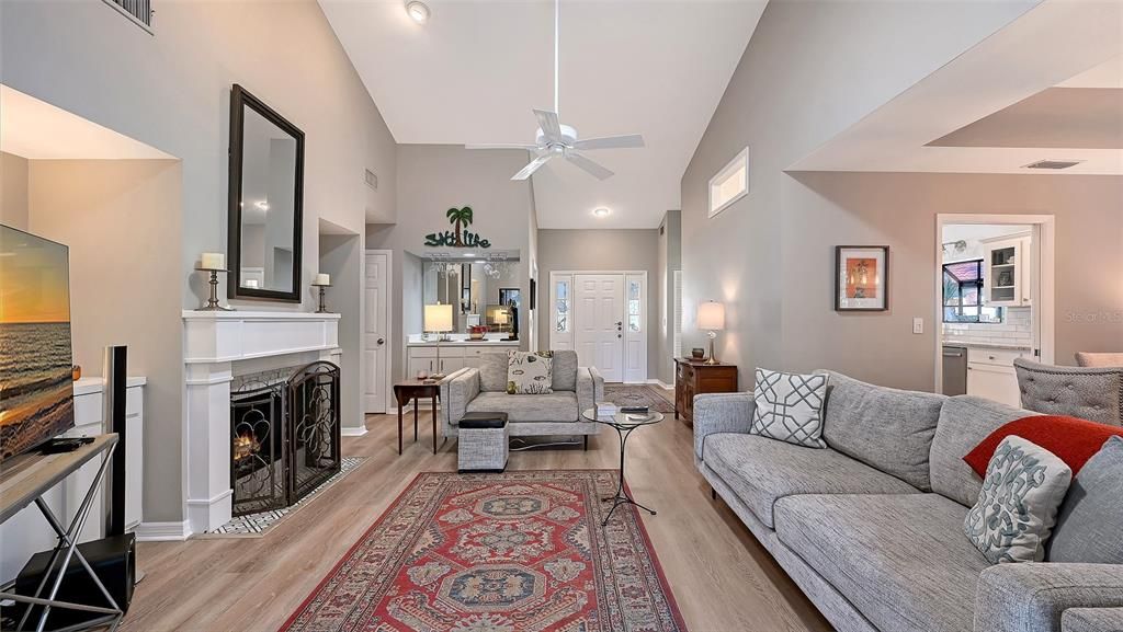 待售: $397,500 (2 贝兹, 2 浴室, 2033 平方英尺)