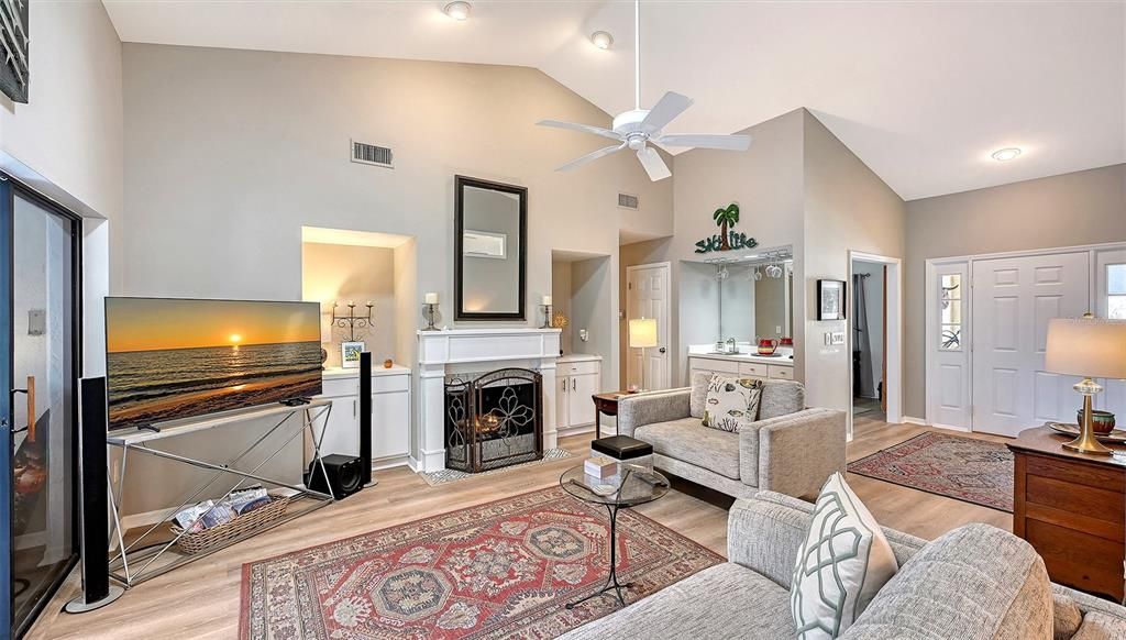 待售: $397,500 (2 贝兹, 2 浴室, 2033 平方英尺)