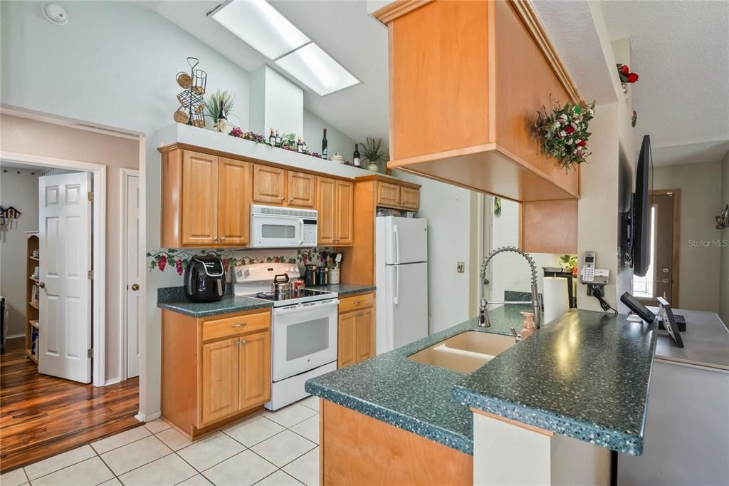 Active With Contract: $309,000 (3 beds, 2 baths, 1261 Square Feet)