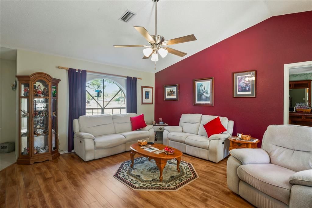 Active With Contract: $309,000 (3 beds, 2 baths, 1261 Square Feet)