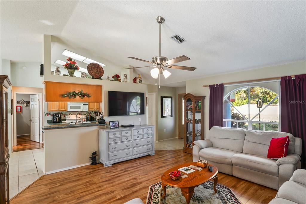 Active With Contract: $309,000 (3 beds, 2 baths, 1261 Square Feet)