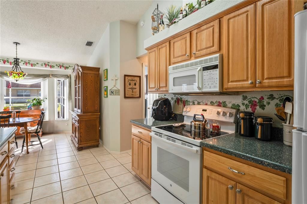 Active With Contract: $309,000 (3 beds, 2 baths, 1261 Square Feet)