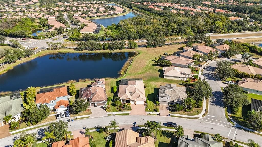 Под контрактом: $665,000 (4 спален, 3 ванн, 2443 Квадратных фут)