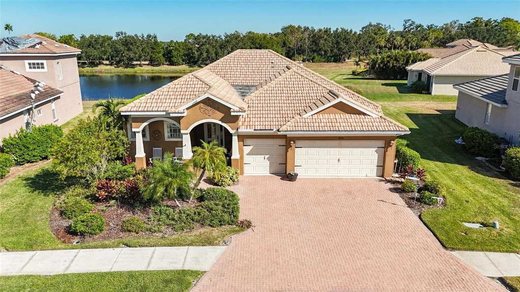 Под контрактом: $665,000 (4 спален, 3 ванн, 2443 Квадратных фут)