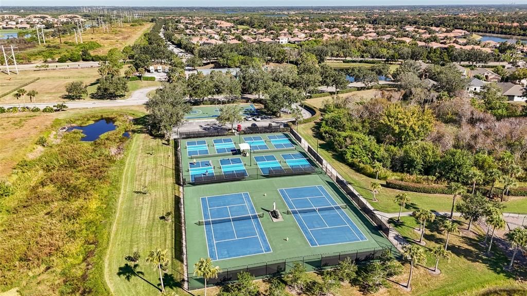 Под контрактом: $665,000 (4 спален, 3 ванн, 2443 Квадратных фут)