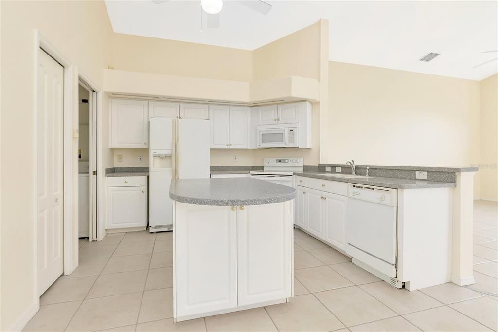 На продажу: $525,000 (3 спален, 2 ванн, 2048 Квадратных фут)