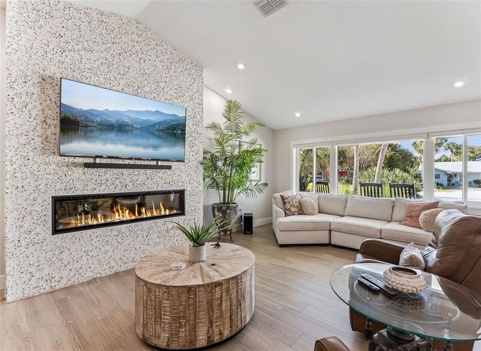 Active With Contract: $1,050,000 (3 beds, 2 baths, 2136 Square Feet)