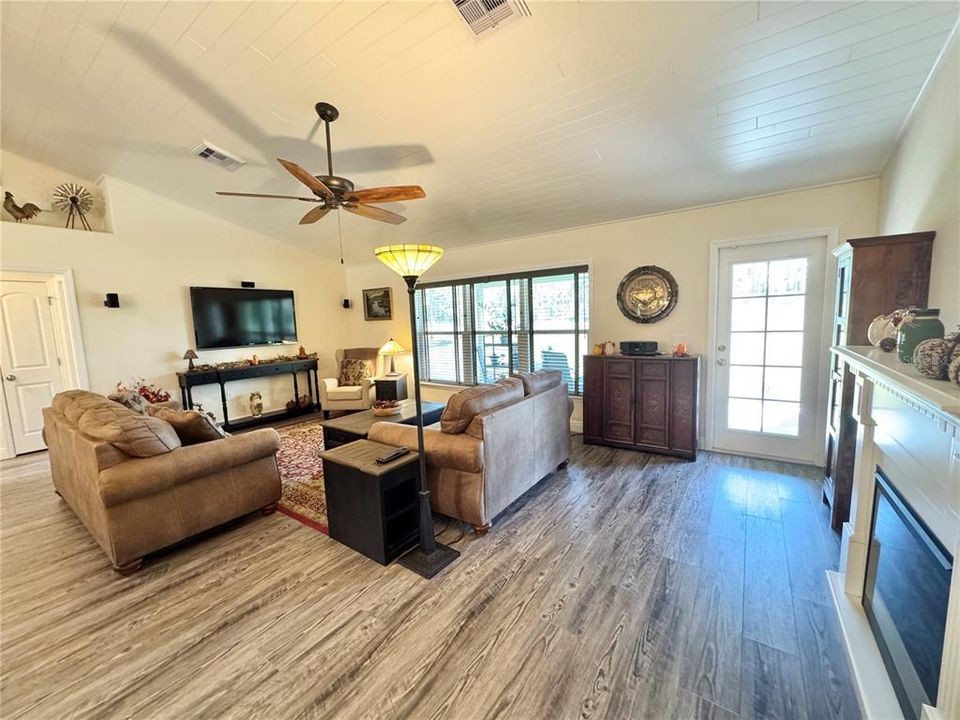 For Sale: $649,900 (3 beds, 2 baths, 1534 Square Feet)