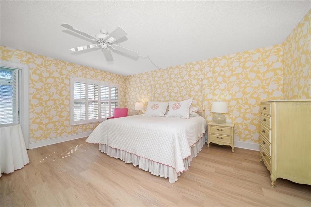 На продажу: $199,000 (2 спален, 2 ванн, 1300 Квадратных фут)