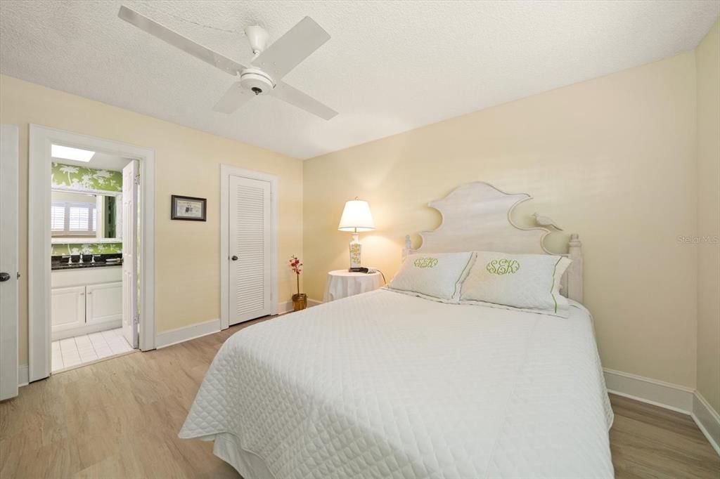 На продажу: $199,000 (2 спален, 2 ванн, 1300 Квадратных фут)