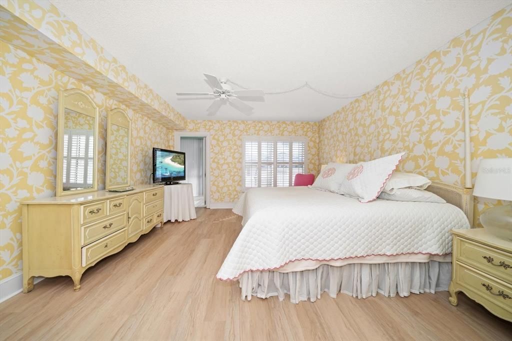 На продажу: $199,000 (2 спален, 2 ванн, 1300 Квадратных фут)