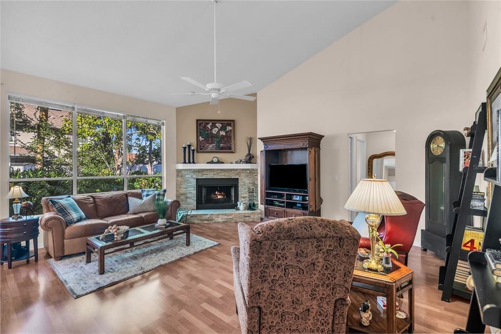 Activo con contrato: $625,000 (4 camas, 3 baños, 2534 Pies cuadrados)