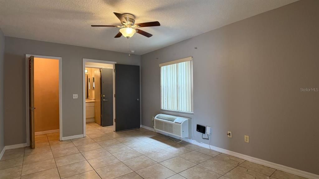 出租: $995 (1 贝兹, 1 浴室, 950 平方英尺)