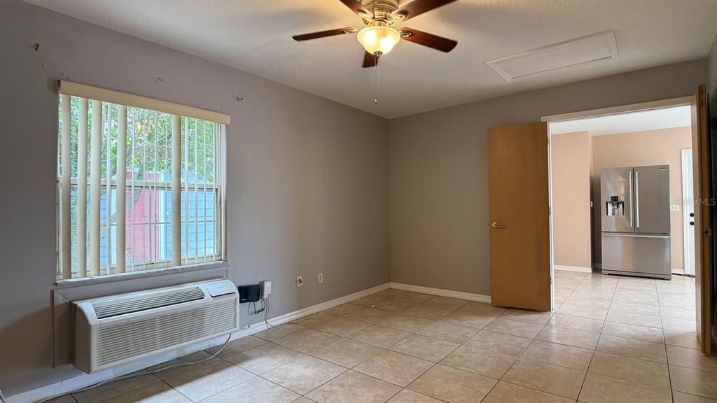 出租: $995 (1 贝兹, 1 浴室, 950 平方英尺)