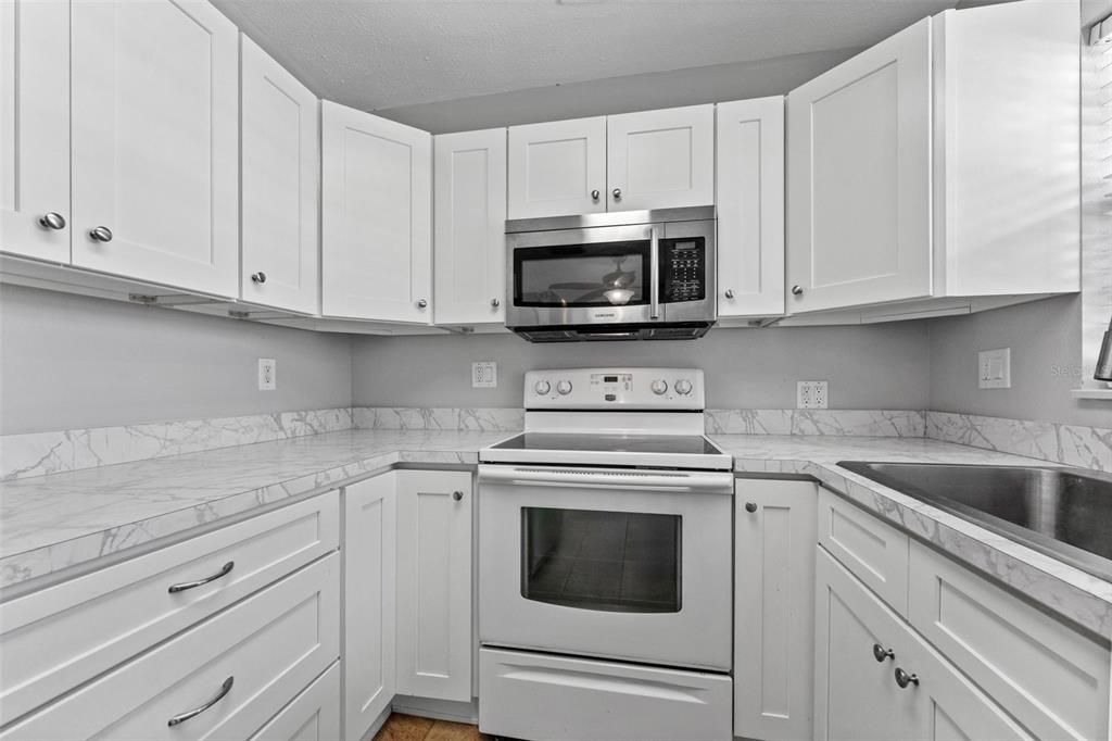 Под контрактом: $330,000 (3 спален, 1 ванн, 988 Квадратных фут)