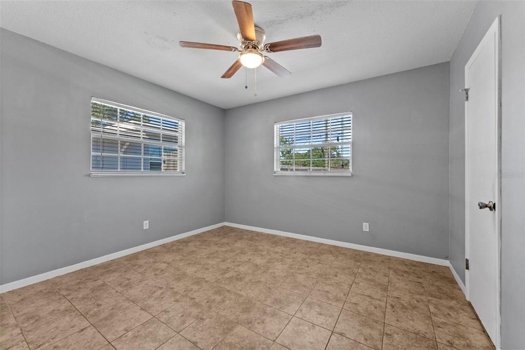 Под контрактом: $330,000 (3 спален, 1 ванн, 988 Квадратных фут)