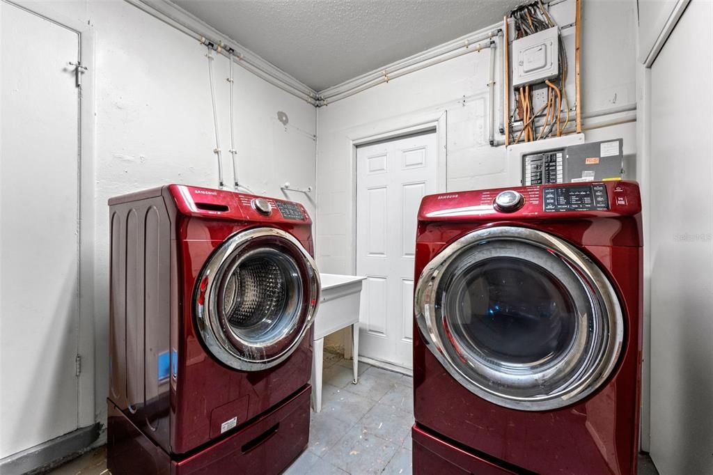 Под контрактом: $330,000 (3 спален, 1 ванн, 988 Квадратных фут)