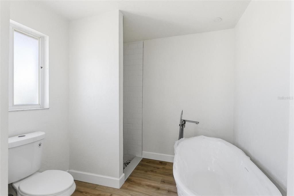 Active With Contract: $399,900 (3 beds, 2 baths, 1974 Square Feet)