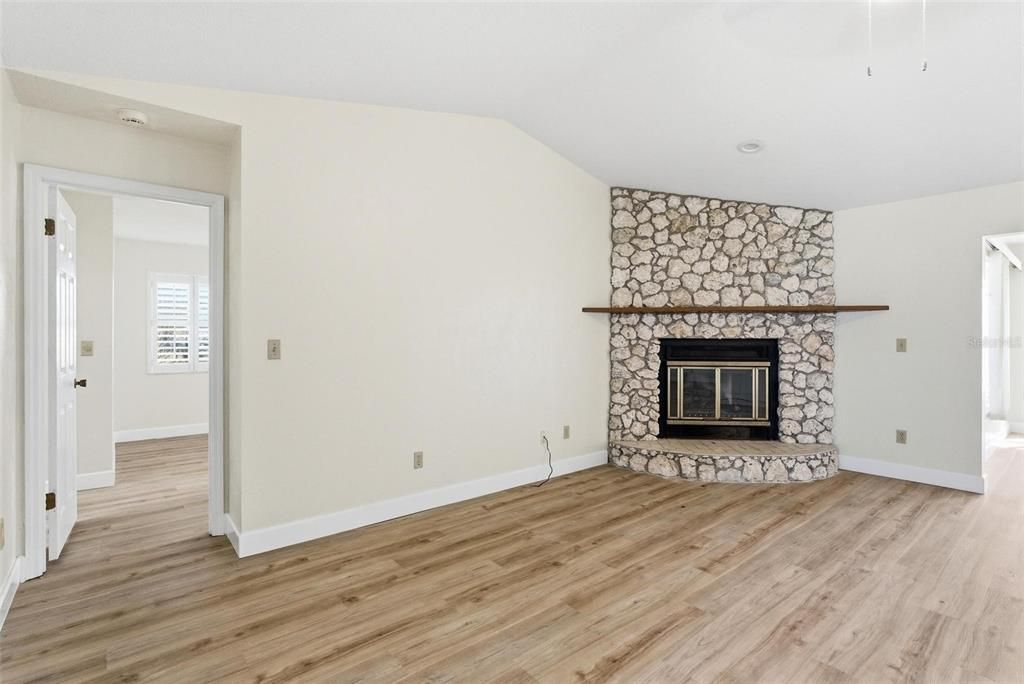 Active With Contract: $399,900 (3 beds, 2 baths, 1974 Square Feet)