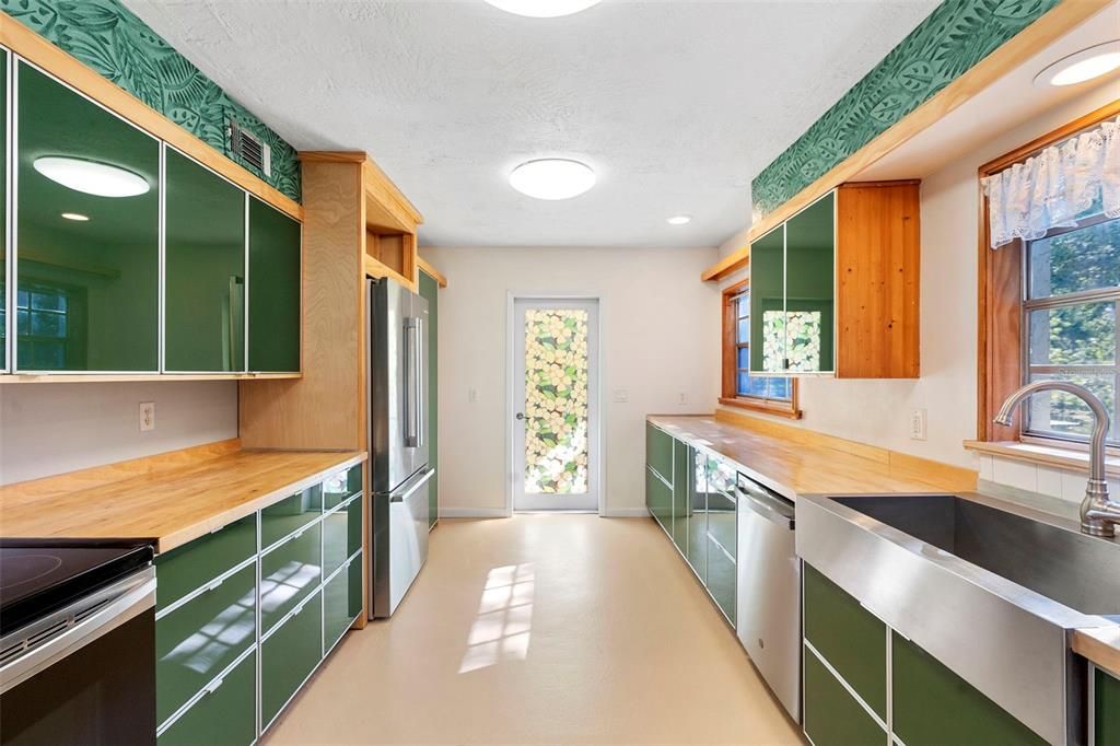 For Sale: $335,000 (5 beds, 3 baths, 2817 Square Feet)