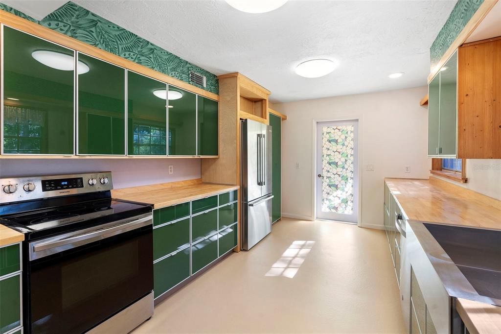 For Sale: $335,000 (5 beds, 3 baths, 2817 Square Feet)