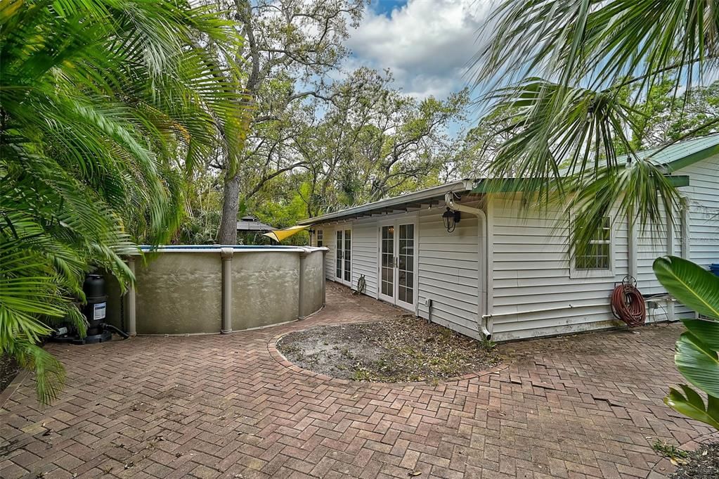 Active With Contract: $560,000 (2 beds, 1 baths, 1283 Square Feet)