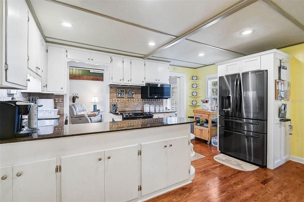 Active With Contract: $560,000 (2 beds, 1 baths, 1283 Square Feet)