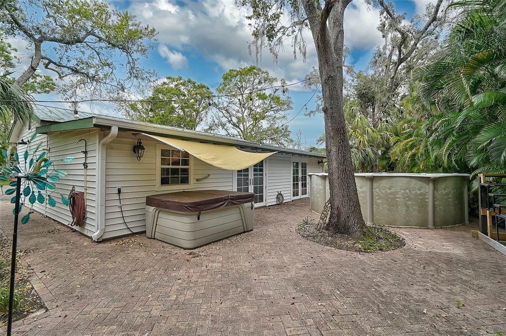 Active With Contract: $560,000 (2 beds, 1 baths, 1283 Square Feet)