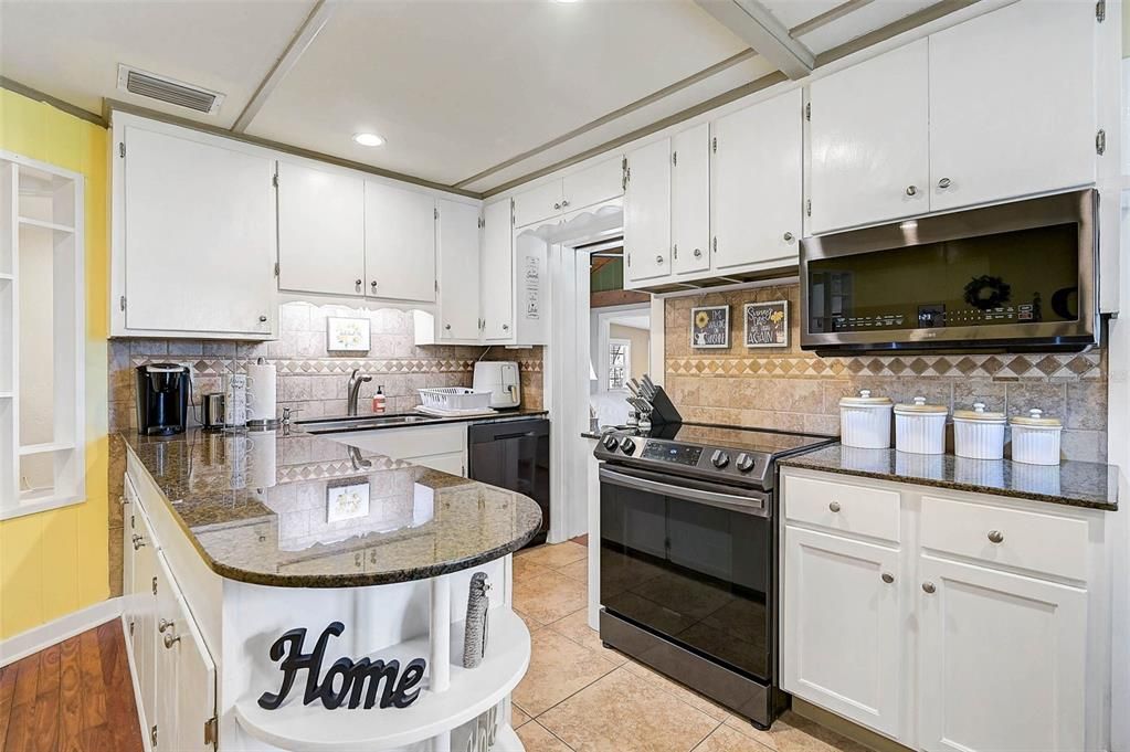 Active With Contract: $560,000 (2 beds, 1 baths, 1283 Square Feet)