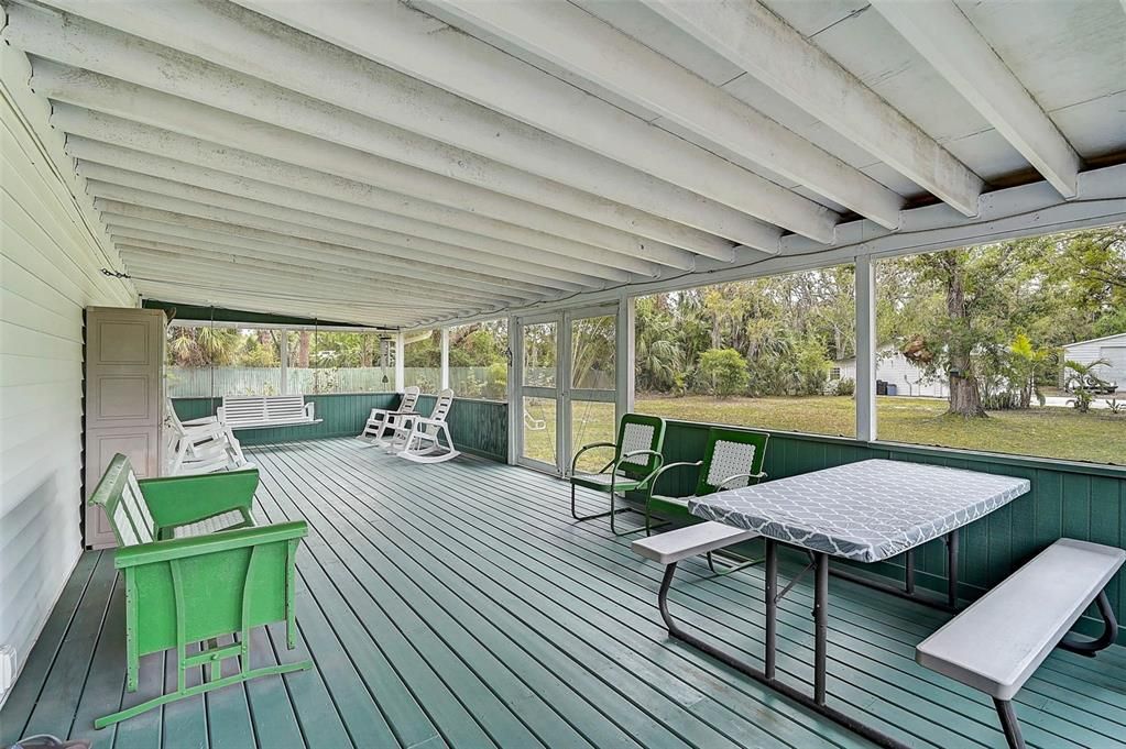 Active With Contract: $560,000 (2 beds, 1 baths, 1283 Square Feet)