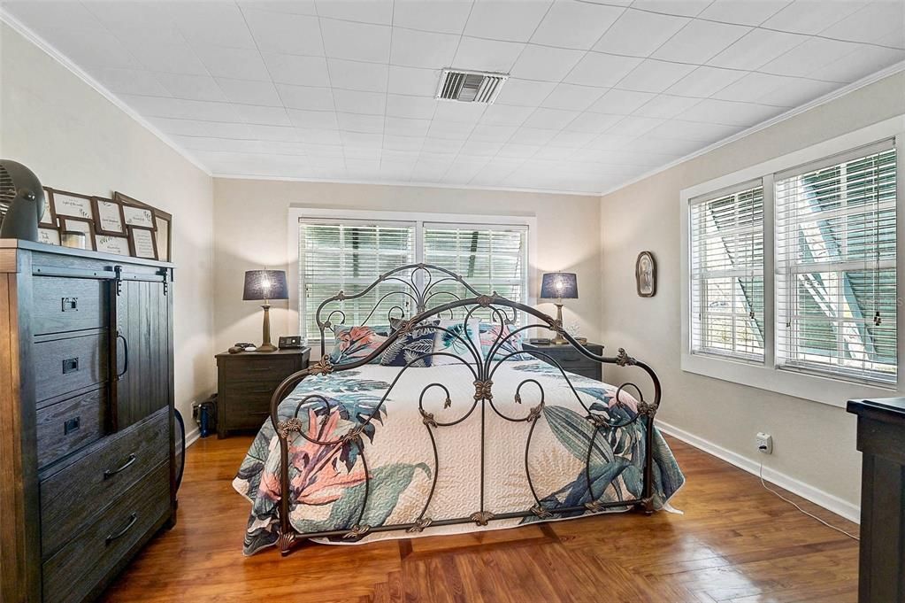 Active With Contract: $560,000 (2 beds, 1 baths, 1283 Square Feet)