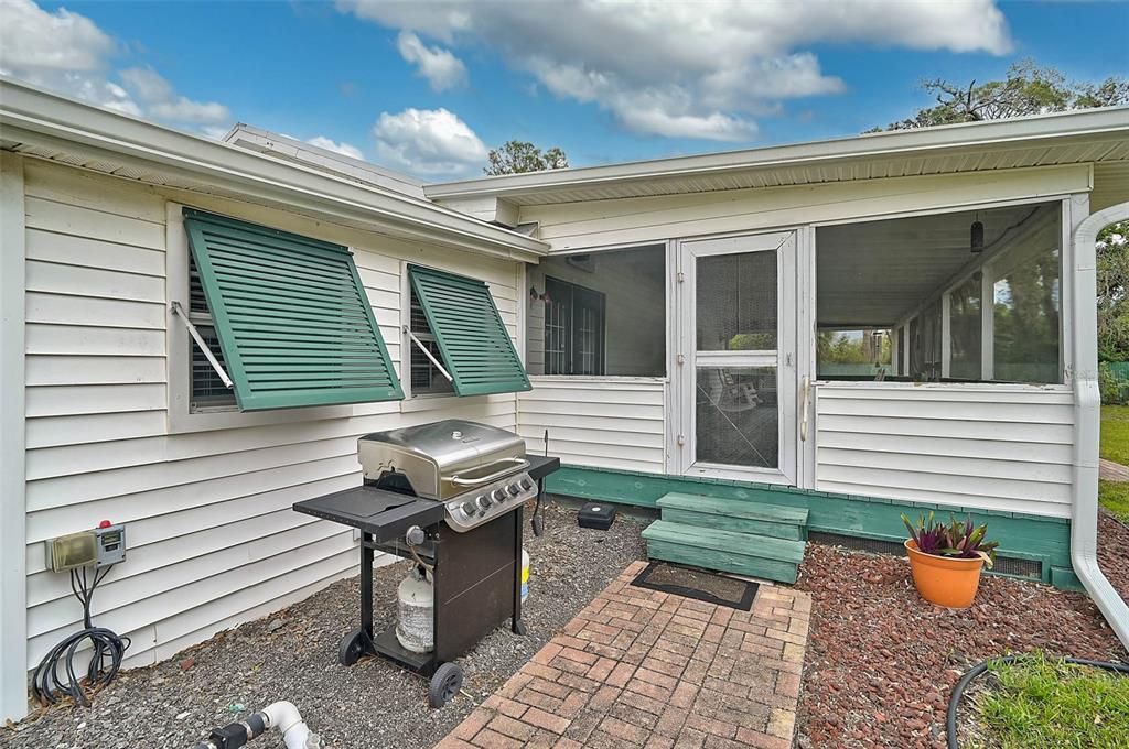 Active With Contract: $560,000 (2 beds, 1 baths, 1283 Square Feet)