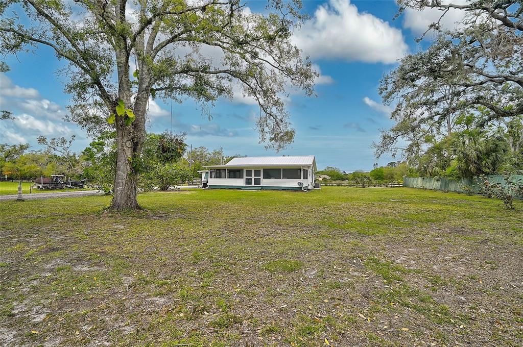 Active With Contract: $560,000 (2 beds, 1 baths, 1283 Square Feet)