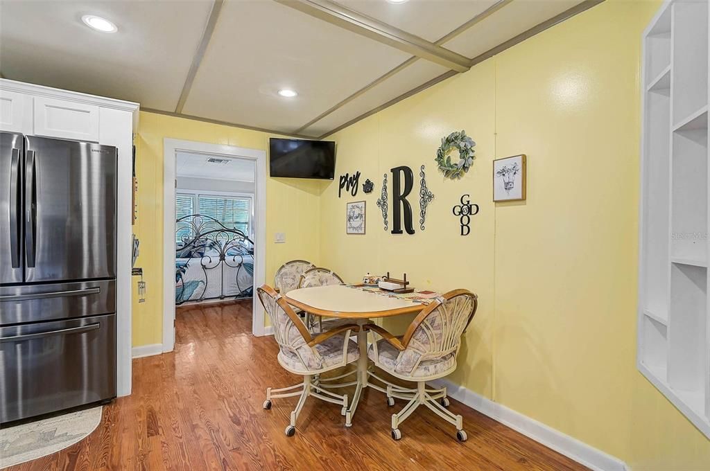 Active With Contract: $560,000 (2 beds, 1 baths, 1283 Square Feet)