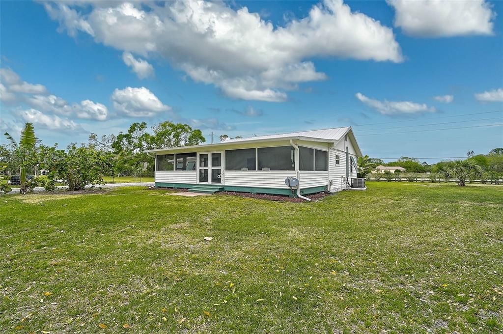 Active With Contract: $560,000 (2 beds, 1 baths, 1283 Square Feet)