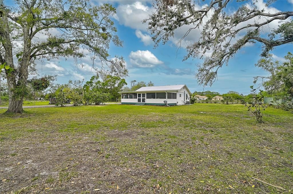 Active With Contract: $560,000 (2 beds, 1 baths, 1283 Square Feet)