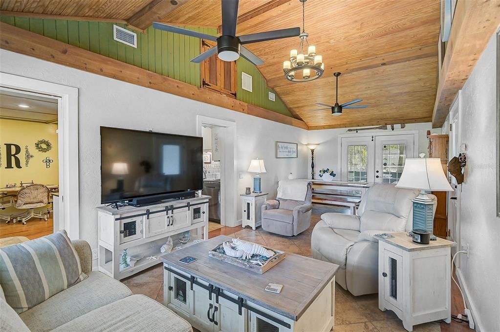 Active With Contract: $560,000 (2 beds, 1 baths, 1283 Square Feet)