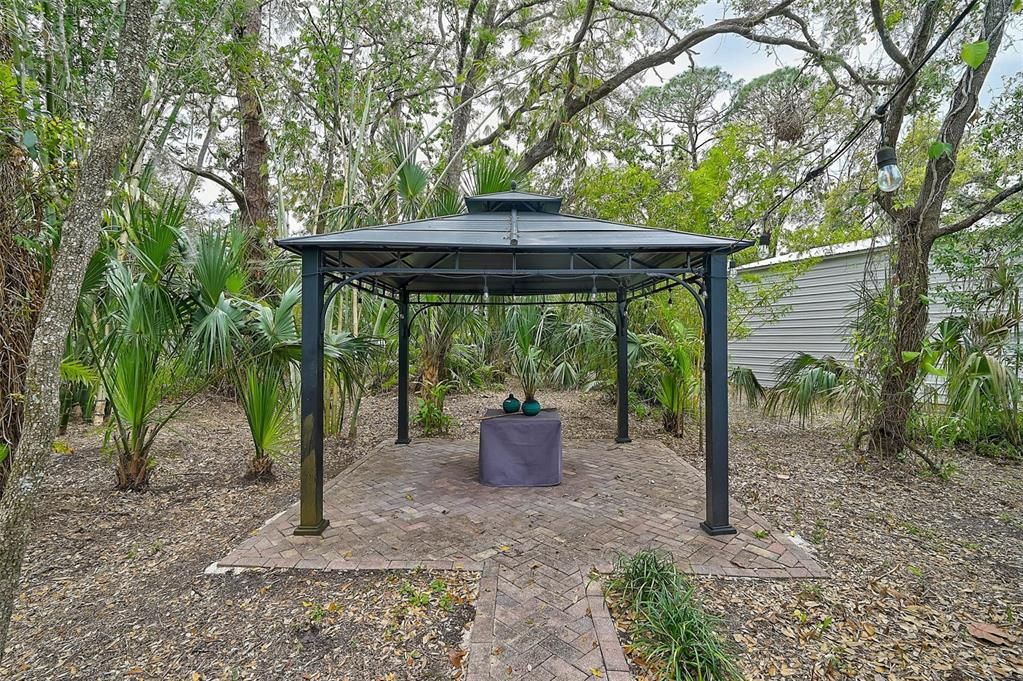 Active With Contract: $560,000 (2 beds, 1 baths, 1283 Square Feet)