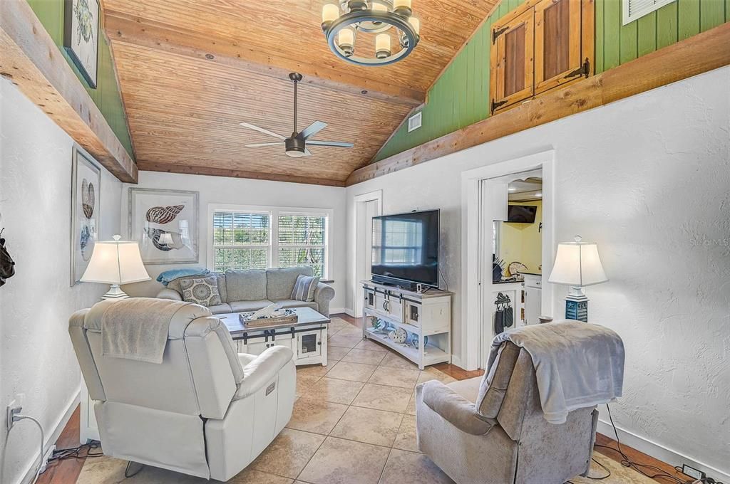 Active With Contract: $560,000 (2 beds, 1 baths, 1283 Square Feet)