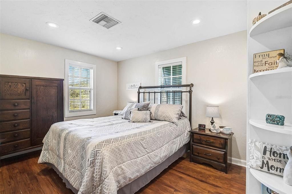 Active With Contract: $560,000 (2 beds, 1 baths, 1283 Square Feet)