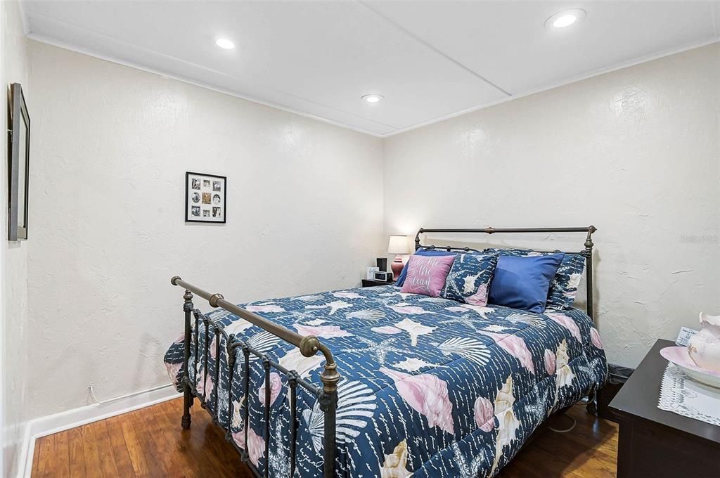 Active With Contract: $560,000 (2 beds, 1 baths, 1283 Square Feet)