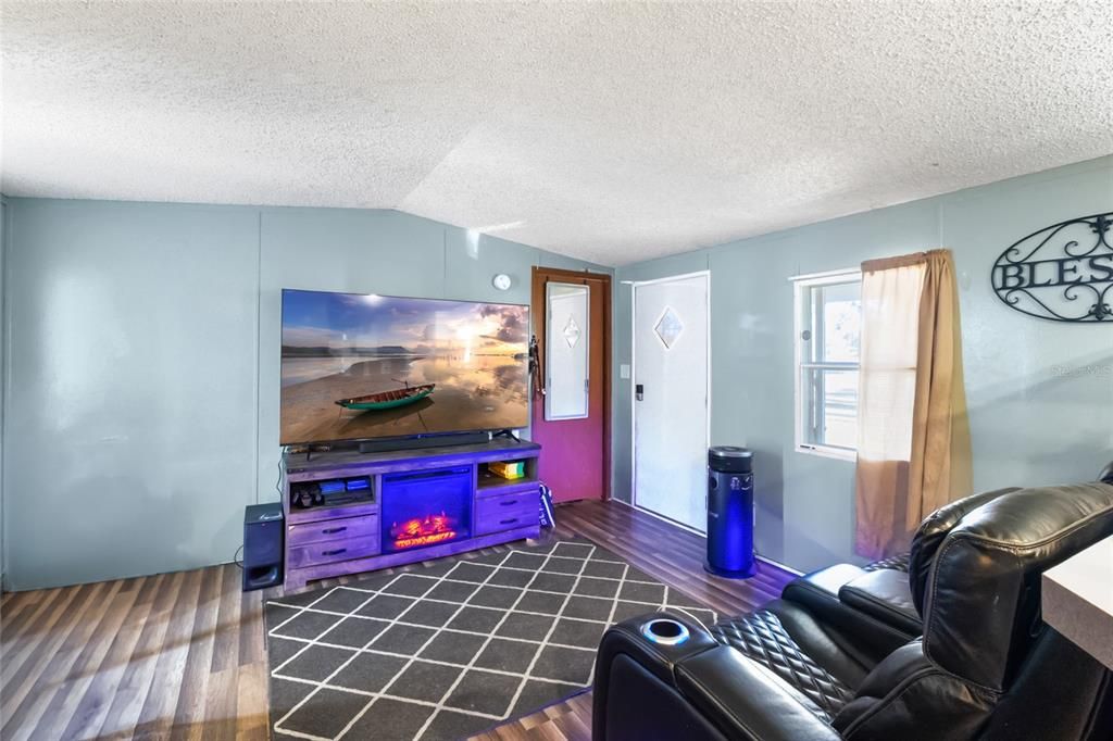 Под контрактом: $189,000 (2 спален, 1 ванн, 728 Квадратных фут)