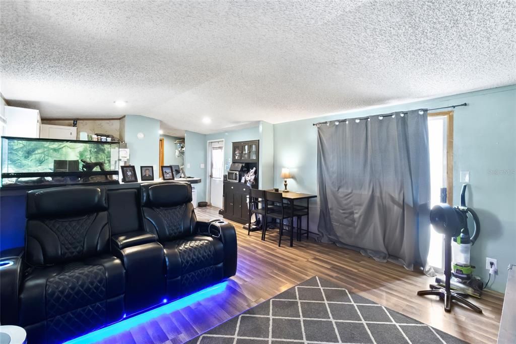 Под контрактом: $189,000 (2 спален, 1 ванн, 728 Квадратных фут)